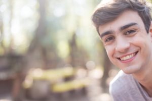primo-piano-del-volto-di-adolescente-con-un-grande-sorriso_23-2147562537